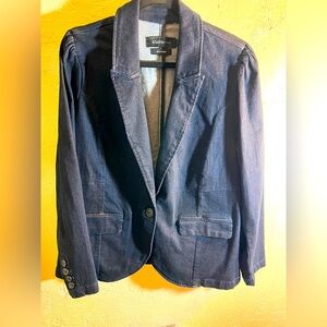 Torrid Dark wash Jean Jacket Modern Fit 18/20
Classic pockets denim blazer style